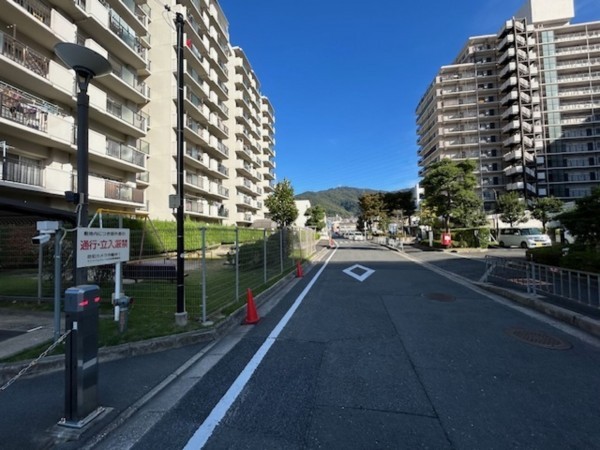 東大阪市日下町、マンションの前面道路を含む現地写真画像です