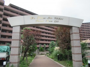 東大阪市西石切町、マンションの外観画像です