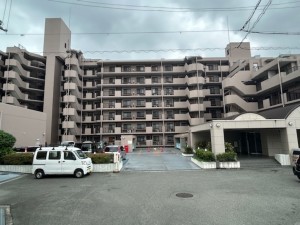 東大阪市上石切町、マンションの外観画像です