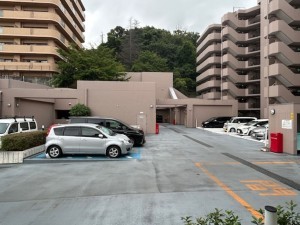 東大阪市上石切町、マンションの駐車場画像です