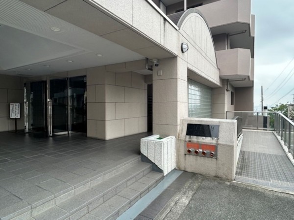 東大阪市上石切町、マンションの前面道路を含む現地写真画像です