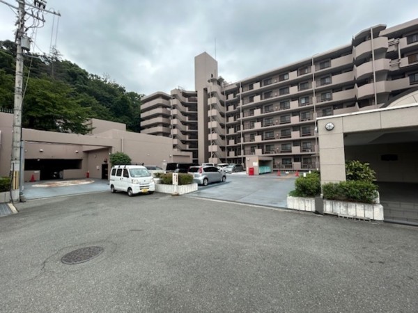 東大阪市上石切町、マンションの前面道路を含む現地写真画像です