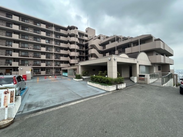 東大阪市上石切町、マンションの前面道路を含む現地写真画像です