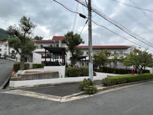 東大阪市上石切町、マンションの前面道路を含む現地写真画像です
