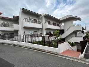 東大阪市上石切町、マンションの前面道路を含む現地写真画像です