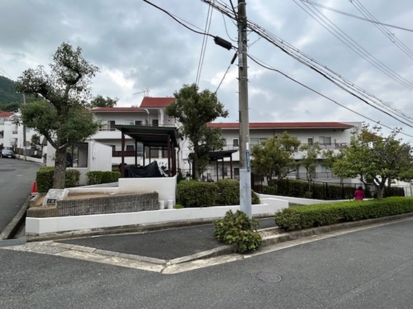 東大阪市上石切町、マンションの前面道路を含む現地写真画像です