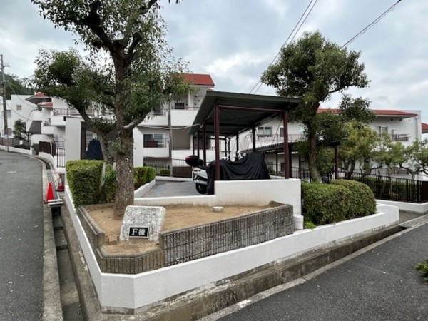 東大阪市上石切町、マンションの前面道路を含む現地写真画像です