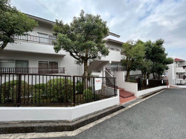 東大阪市上石切町、マンションの外観画像です