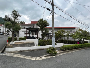 東大阪市上石切町、マンションの前面道路を含む現地写真画像です