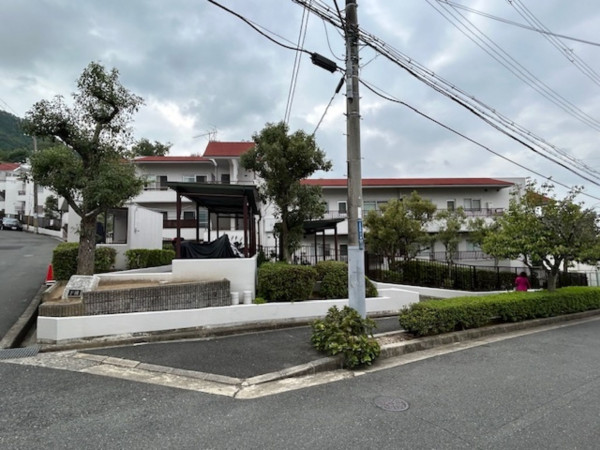 東大阪市上石切町、マンションの前面道路を含む現地写真画像です