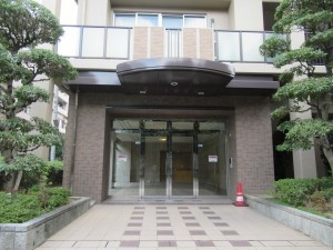 東大阪市西石切町、マンションのエントランス画像です