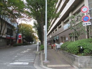 東大阪市西石切町、マンションの前面道路を含む現地写真画像です