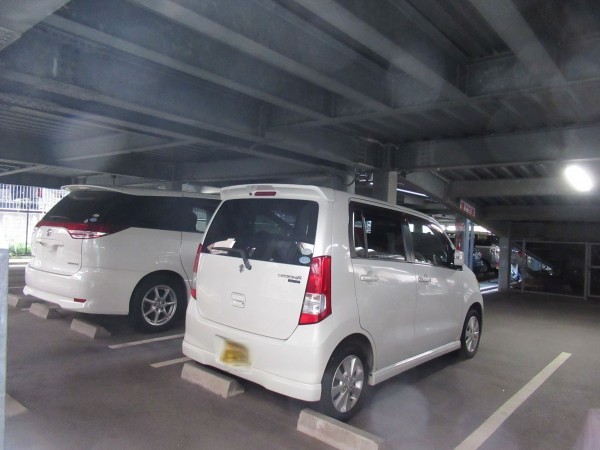 東大阪市西石切町、マンションの駐車場画像です