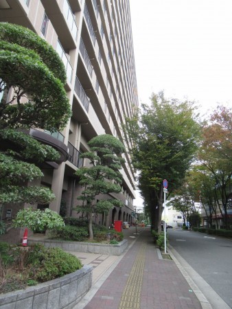 東大阪市西石切町、マンションの前面道路を含む現地写真画像です