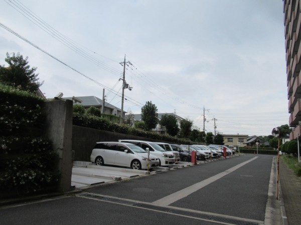 東大阪市西石切町、マンションの駐車場画像です