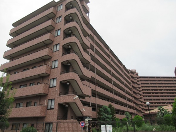 東大阪市西石切町、マンションの外観画像です