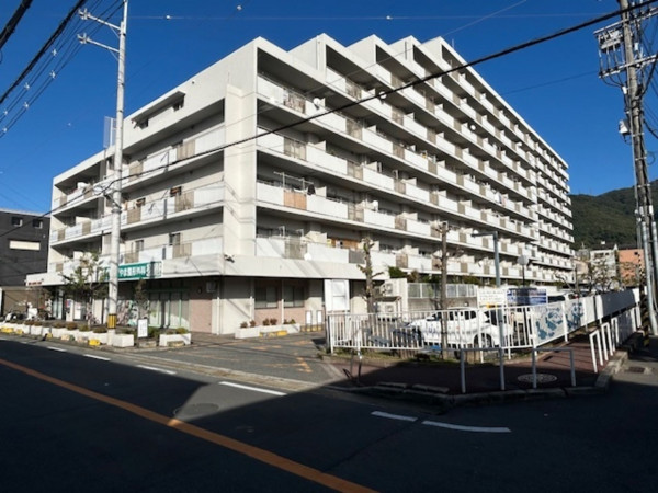 東大阪市日下町、マンションの外観画像です