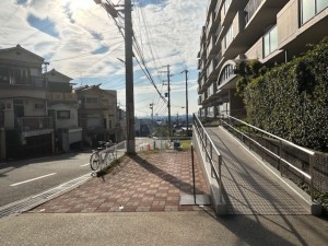 東大阪市東石切町、収益物件/マンションの前面道路を含む現地写真画像です