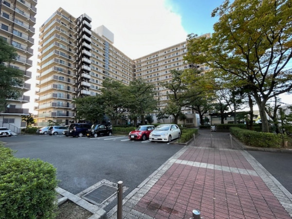 東大阪市日下町、マンションの駐車場画像です
