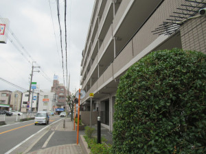 東大阪市西石切町、収益物件/マンションの前面道路を含む現地写真画像です