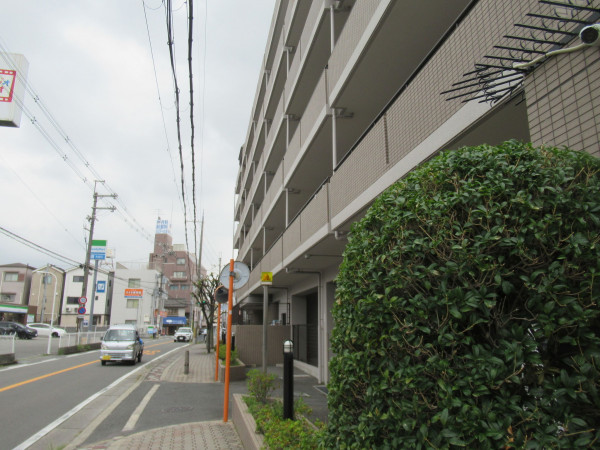 東大阪市西石切町、収益物件/マンションの前面道路を含む現地写真画像です