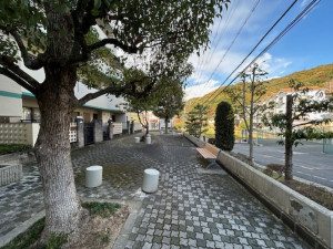 東大阪市日下町、収益物件/住宅の前面道路を含む現地写真画像です