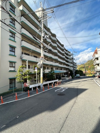 東大阪市日下町、収益物件/住宅の前面道路を含む現地写真画像です