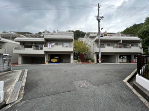 東大阪市上石切町、マンションの前面道路を含む現地写真画像です