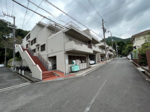 東大阪市上石切町、マンションの前面道路を含む現地写真画像です