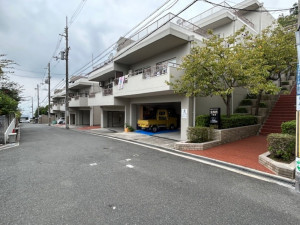 東大阪市上石切町、マンションの前面道路を含む現地写真画像です