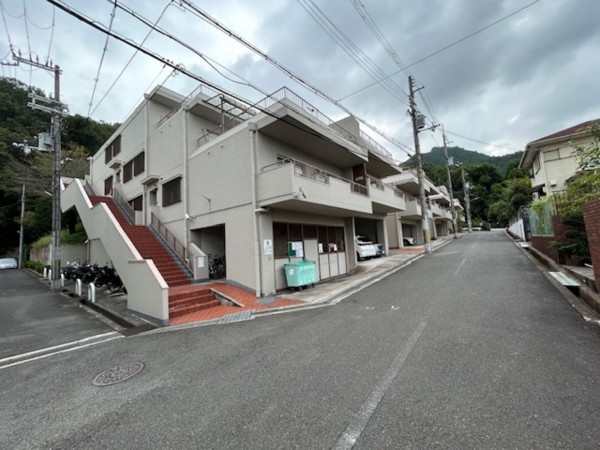 東大阪市上石切町、マンションの前面道路を含む現地写真画像です