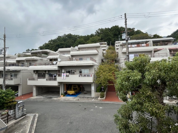東大阪市上石切町、マンションの外観画像です