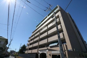草津市南笠東、マンションの外観画像です