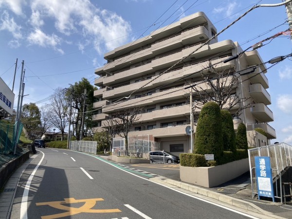 大津市秋葉台、マンションの外観画像です