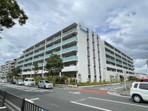 大津市萱野浦、マンションの外観画像です