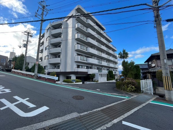 大津市秋葉台、マンションの外観画像です