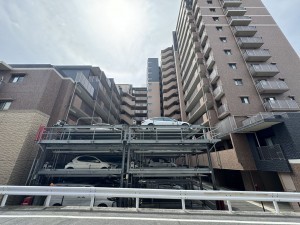 草津市西渋川、マンションの駐車場画像です