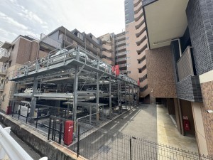 草津市西渋川、マンションの駐車場画像です