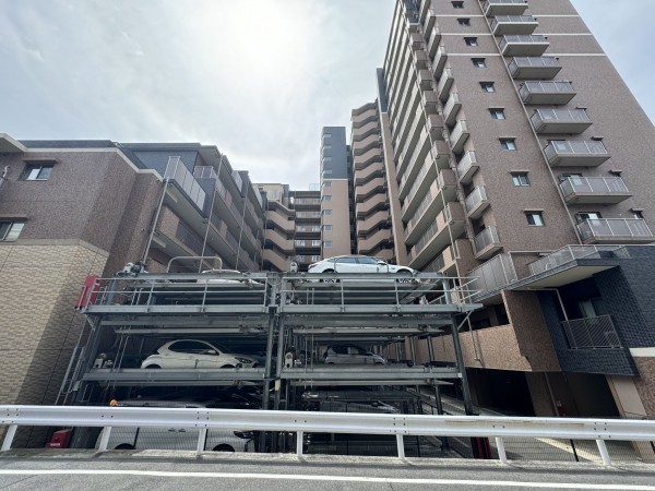 草津市西渋川、マンションの駐車場画像です