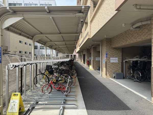 草津市西渋川、マンションの駐車場画像です