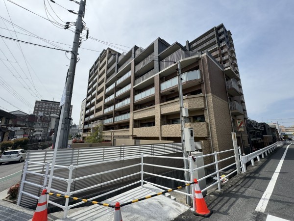 草津市西渋川、マンションの外観画像です