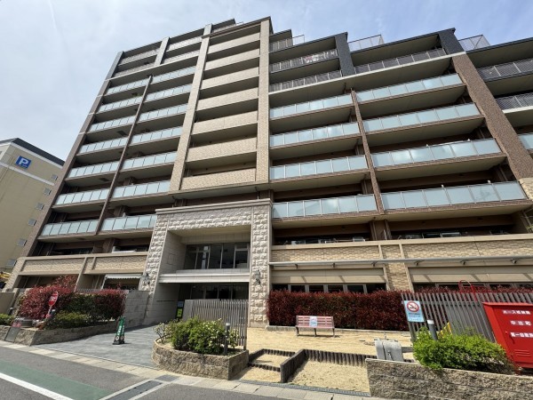 草津市西渋川、マンションの外観画像です