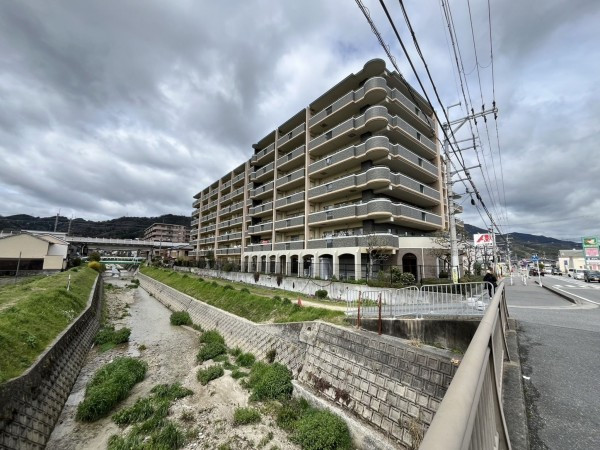 大津市柳川、マンションの画像です