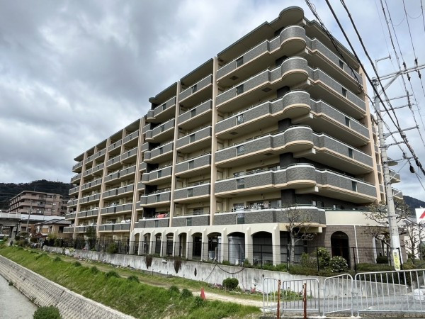 大津市柳川、マンションの画像です