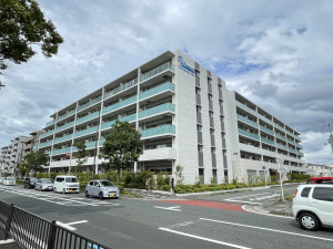 大津市萱野浦、マンションの外観画像です