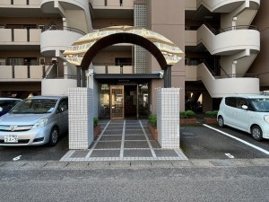 一宮市浅井町江森、マンションの画像です