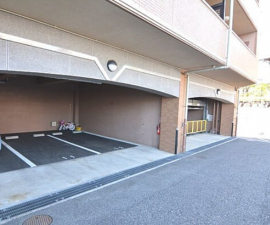 広島市西区高須、マンションの駐車場画像です