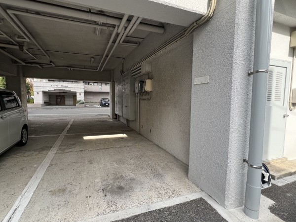 広島市西区三篠町、マンションの駐車場画像です