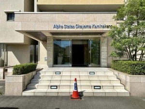 岡山市北区上中野、マンションのエントランス画像です