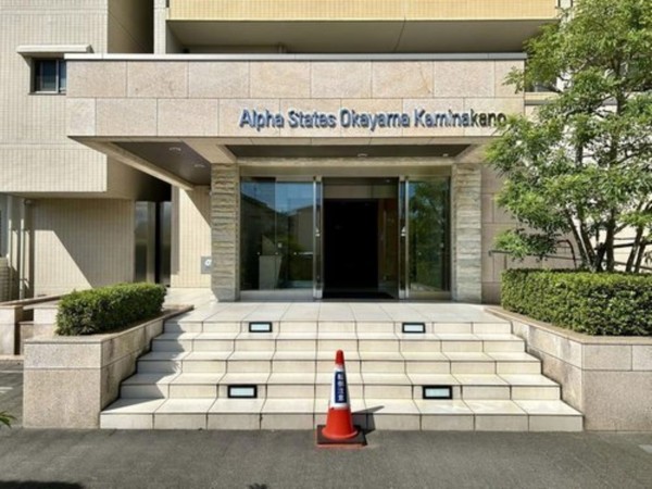 岡山市北区上中野、マンションのエントランス画像です